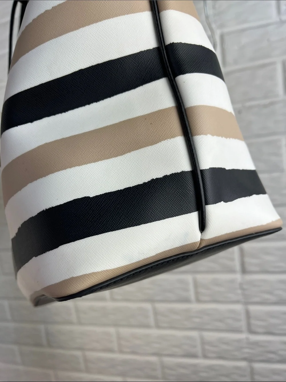KATE SPADE NEW YORK Grant Street Jules Large Tote Tan White Black Stripe